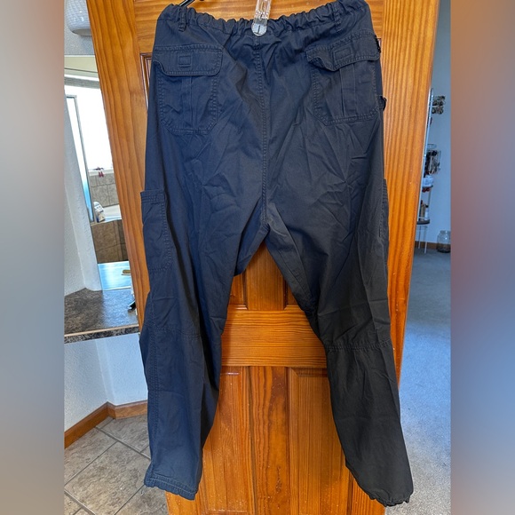 Woman’s Koi Gray Scrub bottoms - Picture 3 of 4